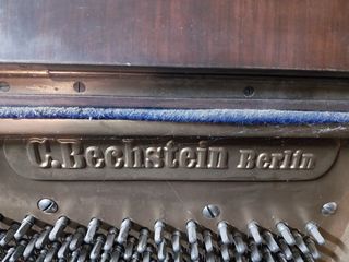 Piano de pared antiguo para restaurar