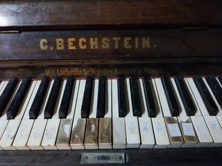 Piano de pared antiguo para restaurar