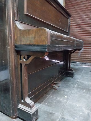 Piano de pared antiguo para restaurar