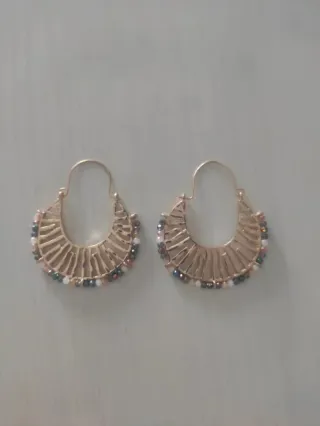 Pendientes dorados con abalorios