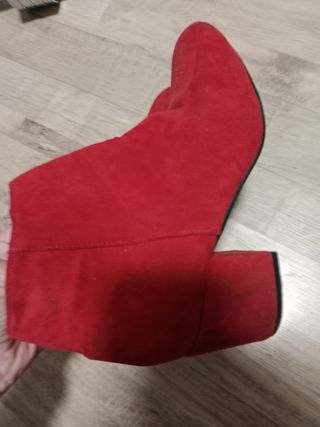 Botines rojos de tacón