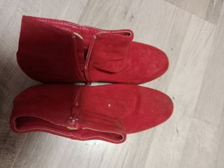 Botines rojos de tacón