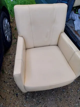 2 Sillón de piel beige