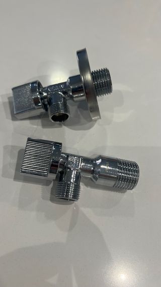 2 llaves de paso cromadas