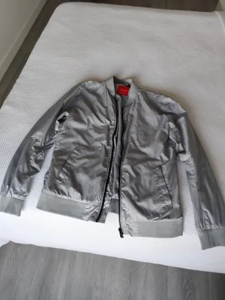 Chaqueta Zara plateada perforada