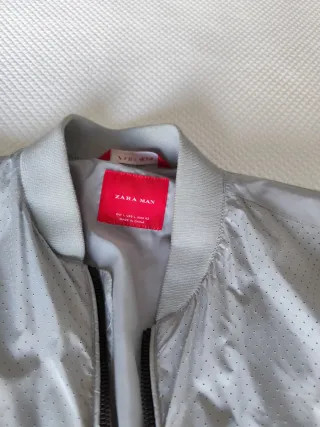 Chaqueta Zara plateada perforada