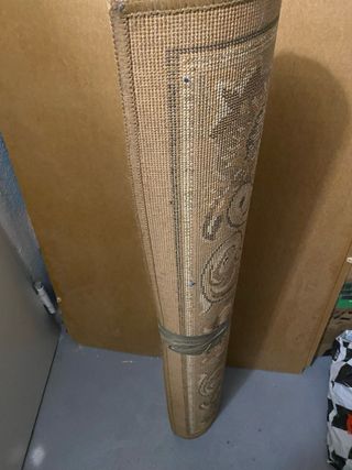 Alfombra de salón beige y marrón