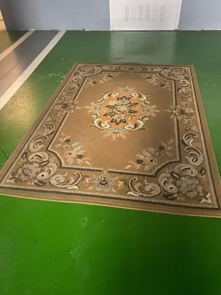 Alfombra de salón beige y marrón