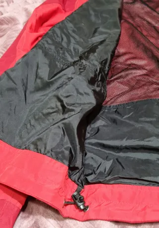 Chaqueta roja y fucsia con capucha