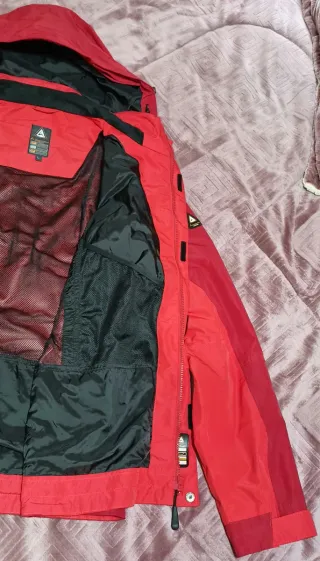 Chaqueta roja y fucsia con capucha