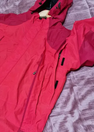 Chaqueta roja y fucsia con capucha