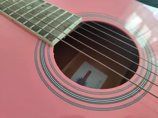 Guitarra Acústica Rosa con Funda