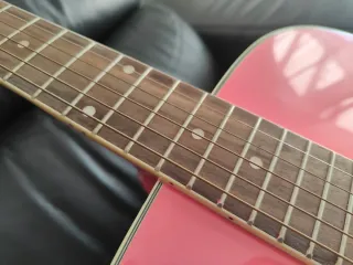 Guitarra Acústica Rosa con Funda