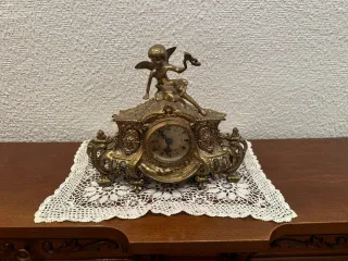 Conjunto de candelabros, reloj y jarra de bronce