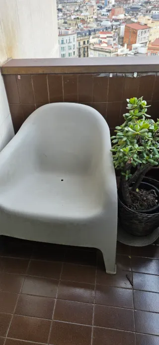 Sillón exterior blanco de plástico