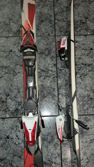 Esquís con fijaciones
