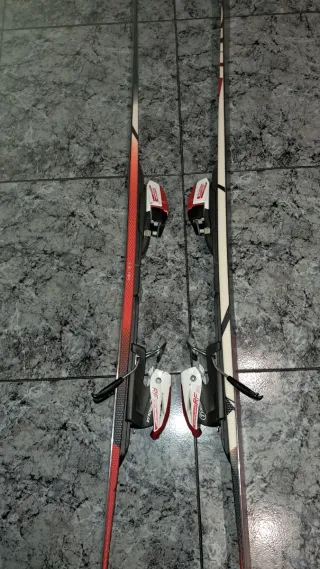 Esquís con fijaciones