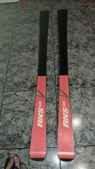 Esquís con fijaciones