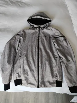 Chaqueta impermeable gris y negra