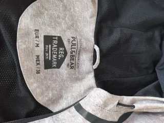 Chaqueta impermeable gris y negra