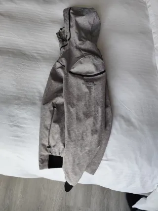 Chaqueta impermeable gris y negra