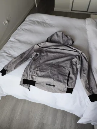 Chaqueta impermeable gris y negra