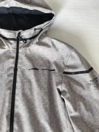 Chaqueta impermeable gris y negra