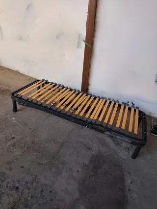 Cama articulada metálica y madera