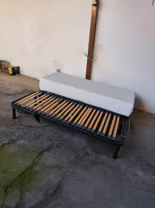 Cama articulada metálica y madera