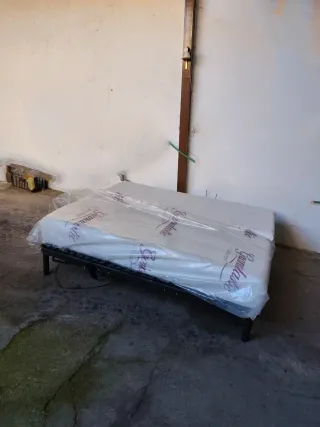 Cama articulada metálica y madera