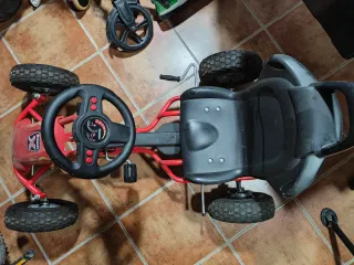 Coche a pedales rojo y negro