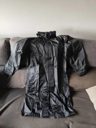 Impermeable negro