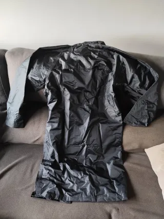 Impermeable negro