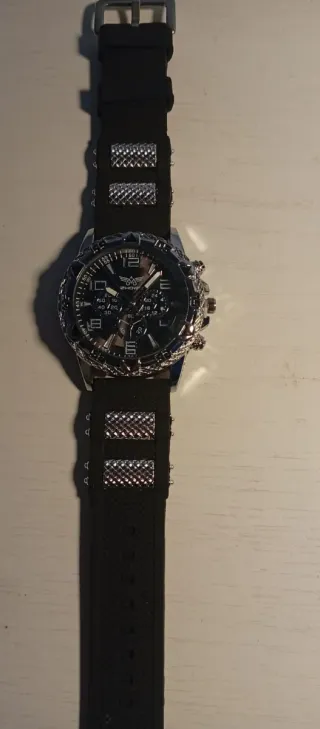 Reloj Negro con Detalles Metálicos