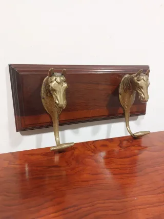 Perchero de pared con cabezas de caballo
