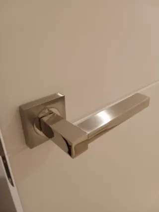 Manivelas de puerta plateadas