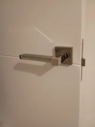 Manivelas de puerta plateadas