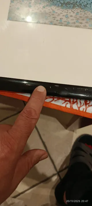 Quadro con cornice nera e dettagli blu