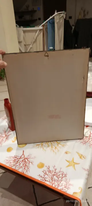 Quadro con cornice nera e dettagli blu