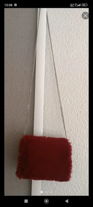 Bolso de fiesta pelo rojo y cadena plateada