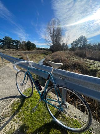 Bicicleta de carretera azul súper Bh