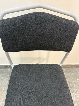 Dos sillas tapizadas en tela y metal