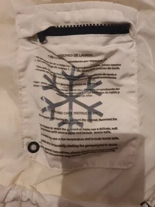 Chaqueta de plumas blanca con capucha