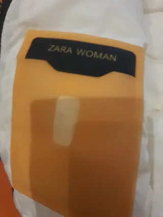 Chaqueta de plumas blanca con capucha