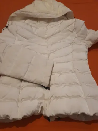 Chaqueta de plumas blanca con capucha