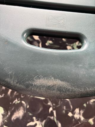 Tumbona de plástico verde plegable.