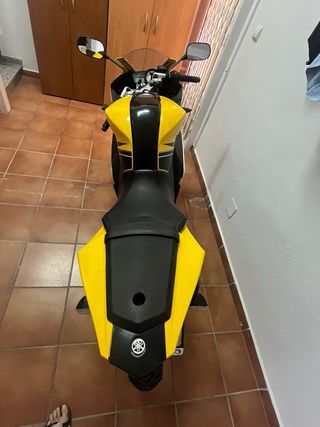 Moto Yamaha YZF R125 Amarilla