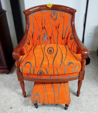Sillón de madera maciza con tapicería naranja
