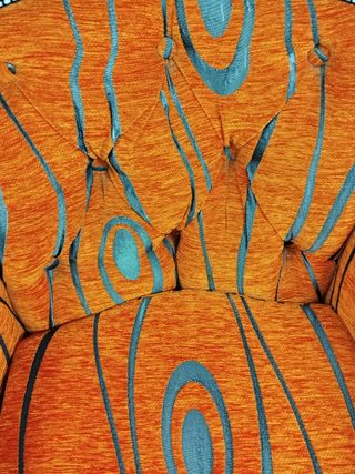 Sillón de madera maciza con tapicería naranja