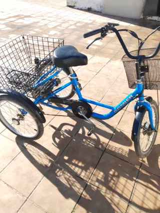 Triciclo adulto con batería con un año